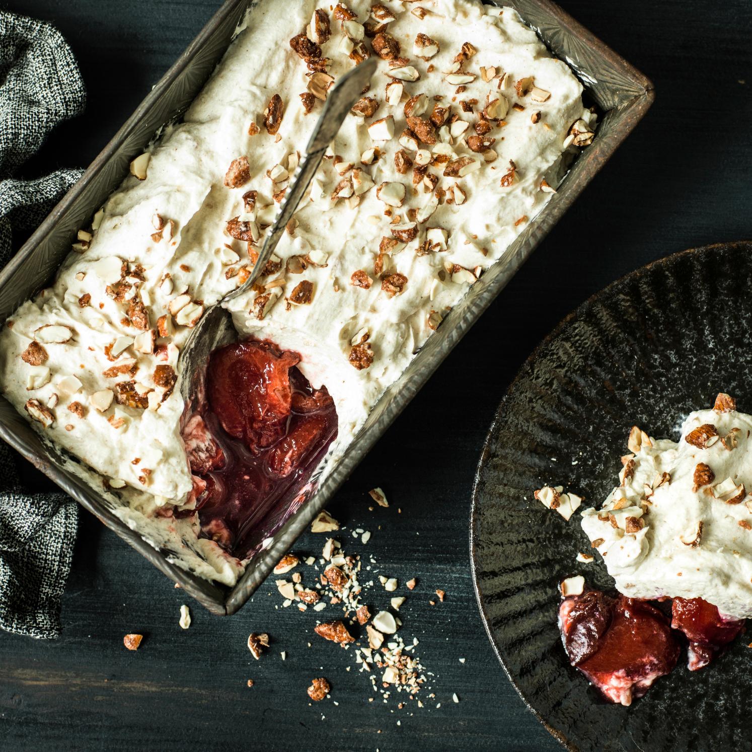Lebkuchen-Mousse mit Zwetschgen | Desserts | coop@home