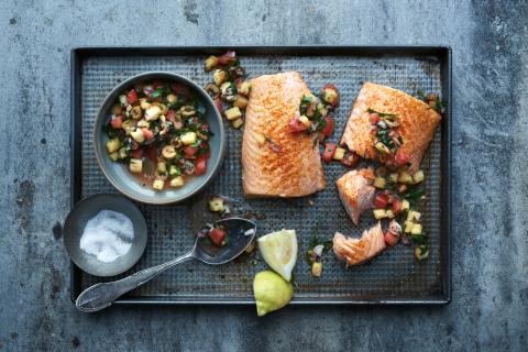 Salmon fillet with tomato and pineapple salsa