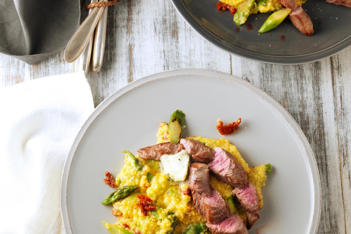 Lammfilets mit Spargelpolenta und Gorgonzola-Butter - Rezepte | fooby.ch