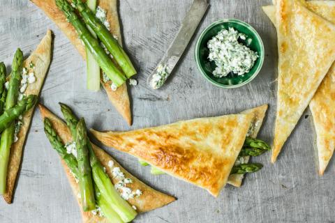 Cottage cheese and asparagus pastries
