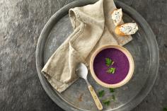 Red cabbage soup with cream cheese baguettes