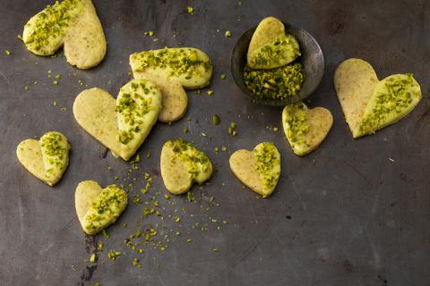 Hearts with pistachios and turmeric