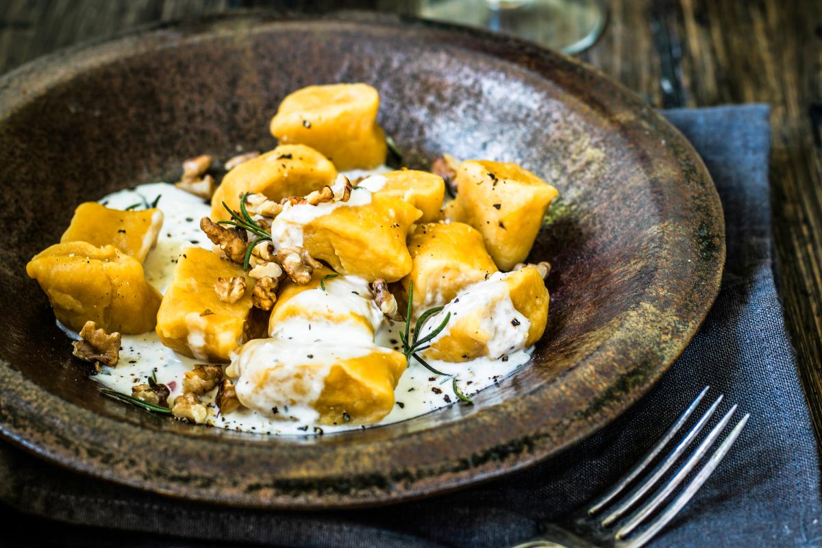 Süsskartoffelgnocchi mit Rosmarin-Fetacrème - Rezepte | fooby.ch