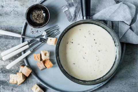 Fondue with apple wine & goats' cheese