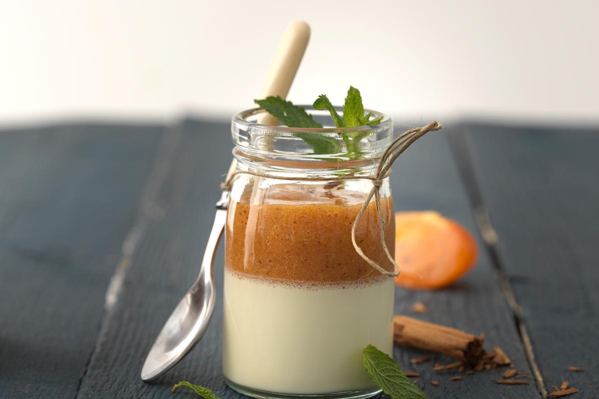 Cinnamon panna cotta with persimmon - Recipes | fooby.ch