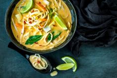 Zuppa asiatica ai noodles e tofu
