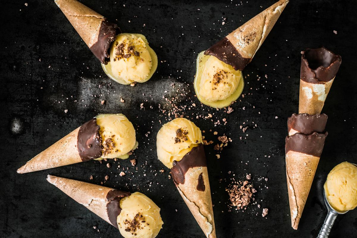 Mandarin sorbet with chocolate crumble - Recipes | fooby.ch