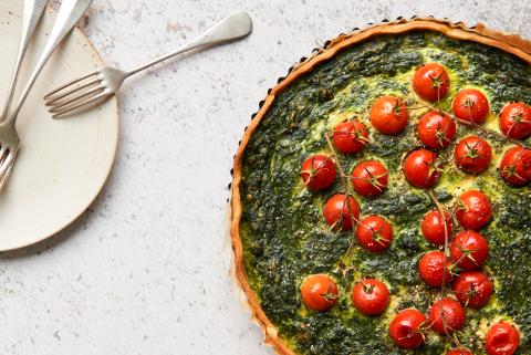 Spinach quiche with tomatoes
