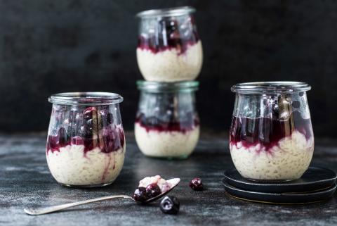Almond milk rice pudding with cinnamon and blueberries