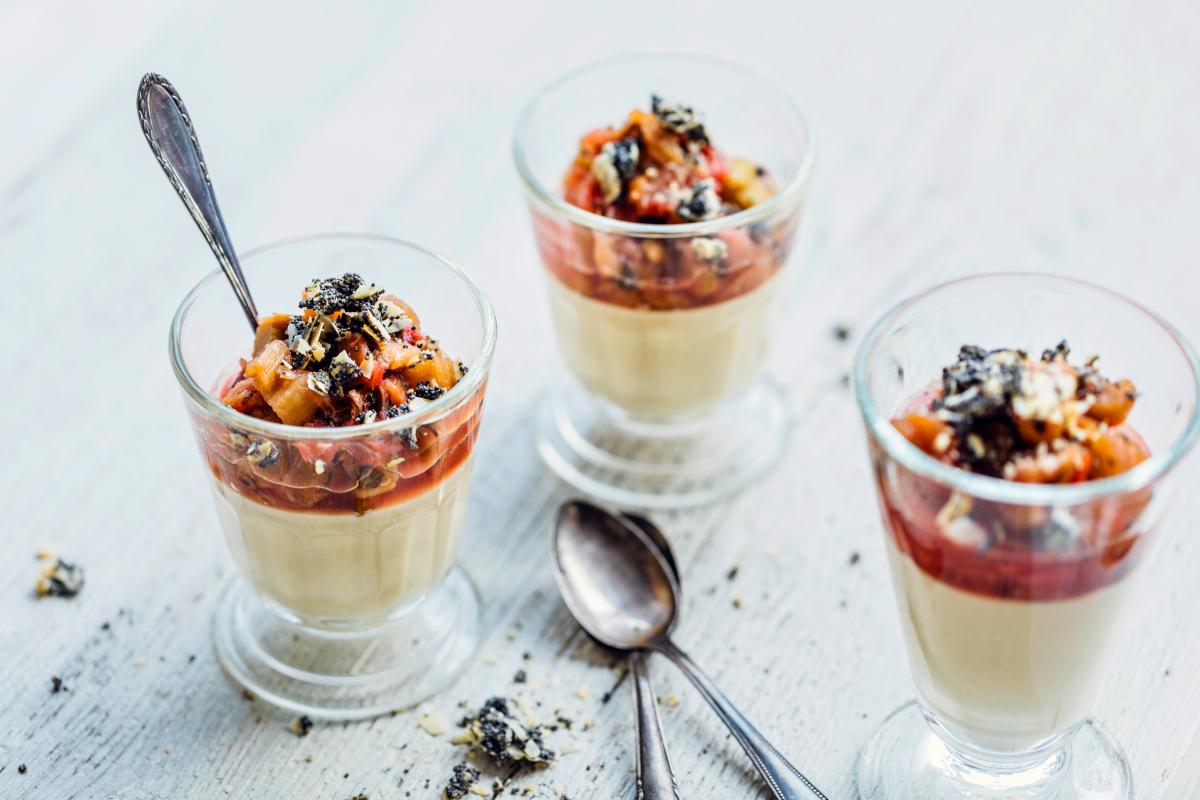 Verveine-Mousse mit Rhabarberkompott - Rezepte | fooby.ch