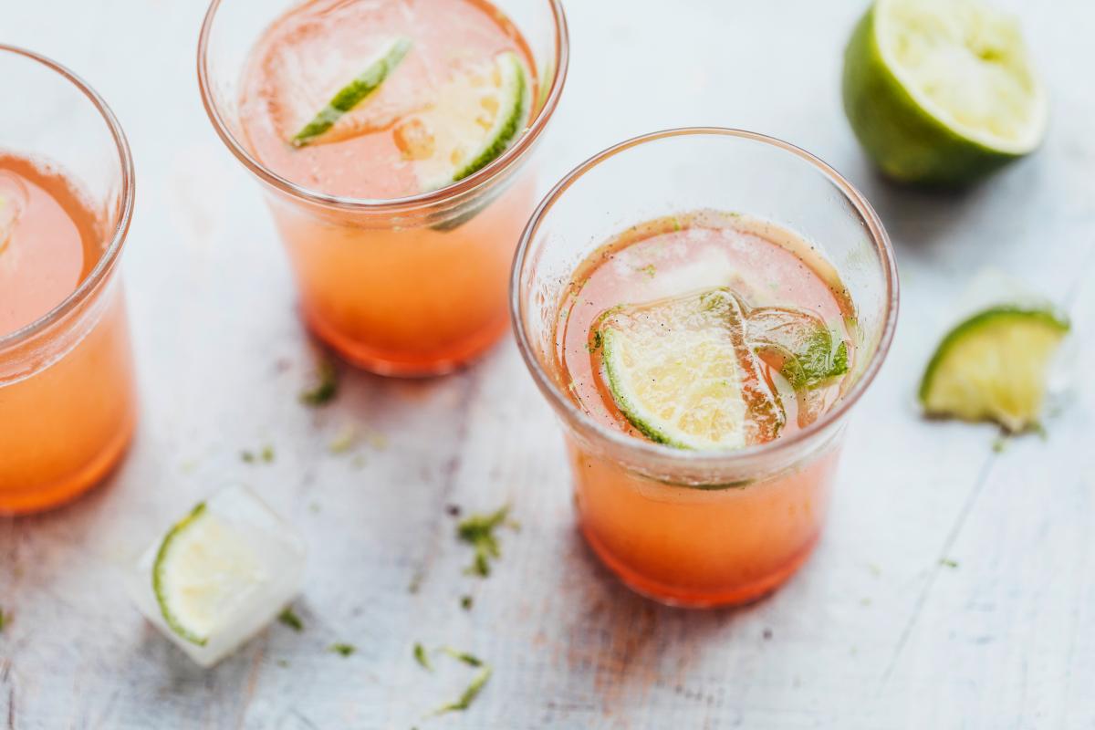 Rhubarb syrup with Prosecco & lime ice cubes - Recipes | fooby.ch