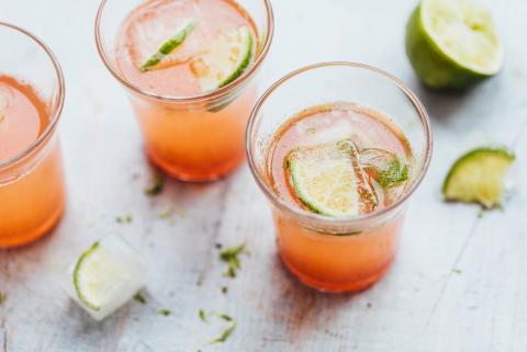 Rhubarb syrup with Prosecco & lime ice cubes