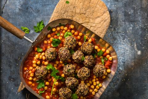 Meatballs with sesame seeds and chickpeas