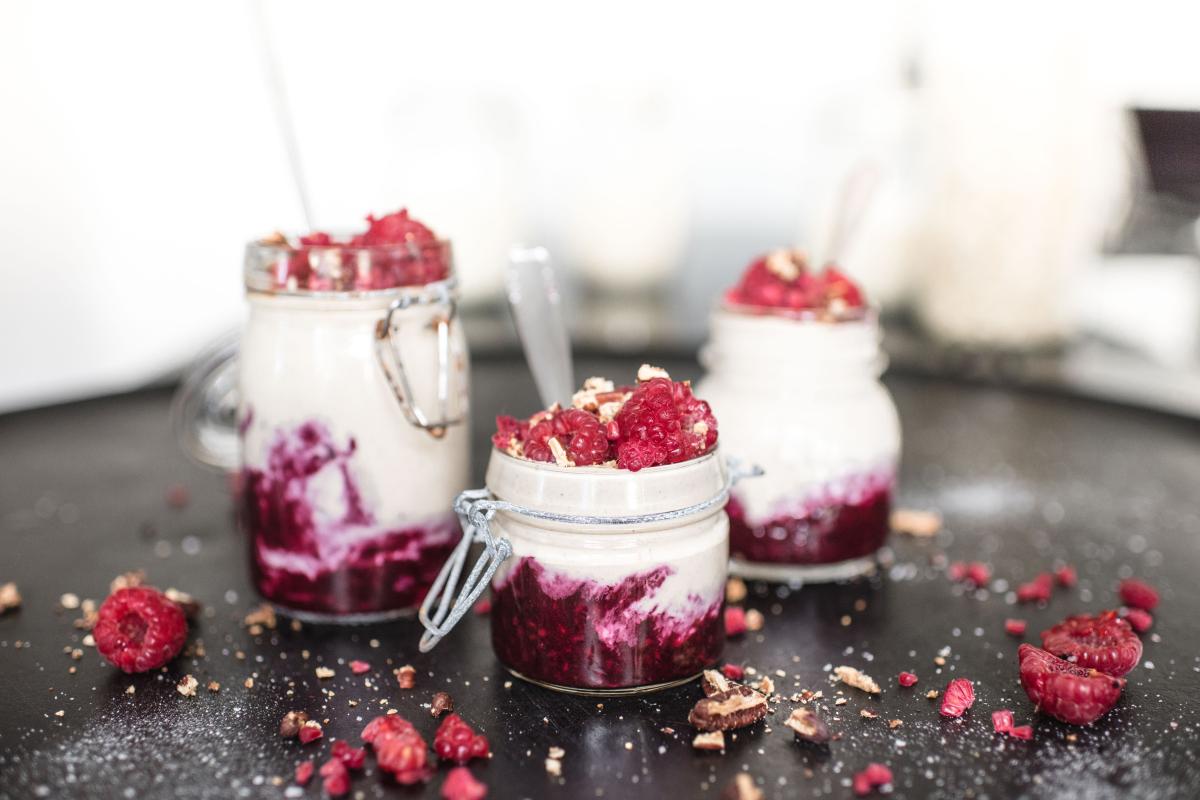 Cashew & date cream on a raspberry coulis - Recipes | fooby.ch