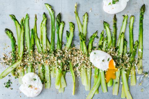 Asparagus with poached egg and panko breadcrumbs