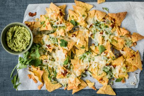 Spicy nachos topped with Manchego