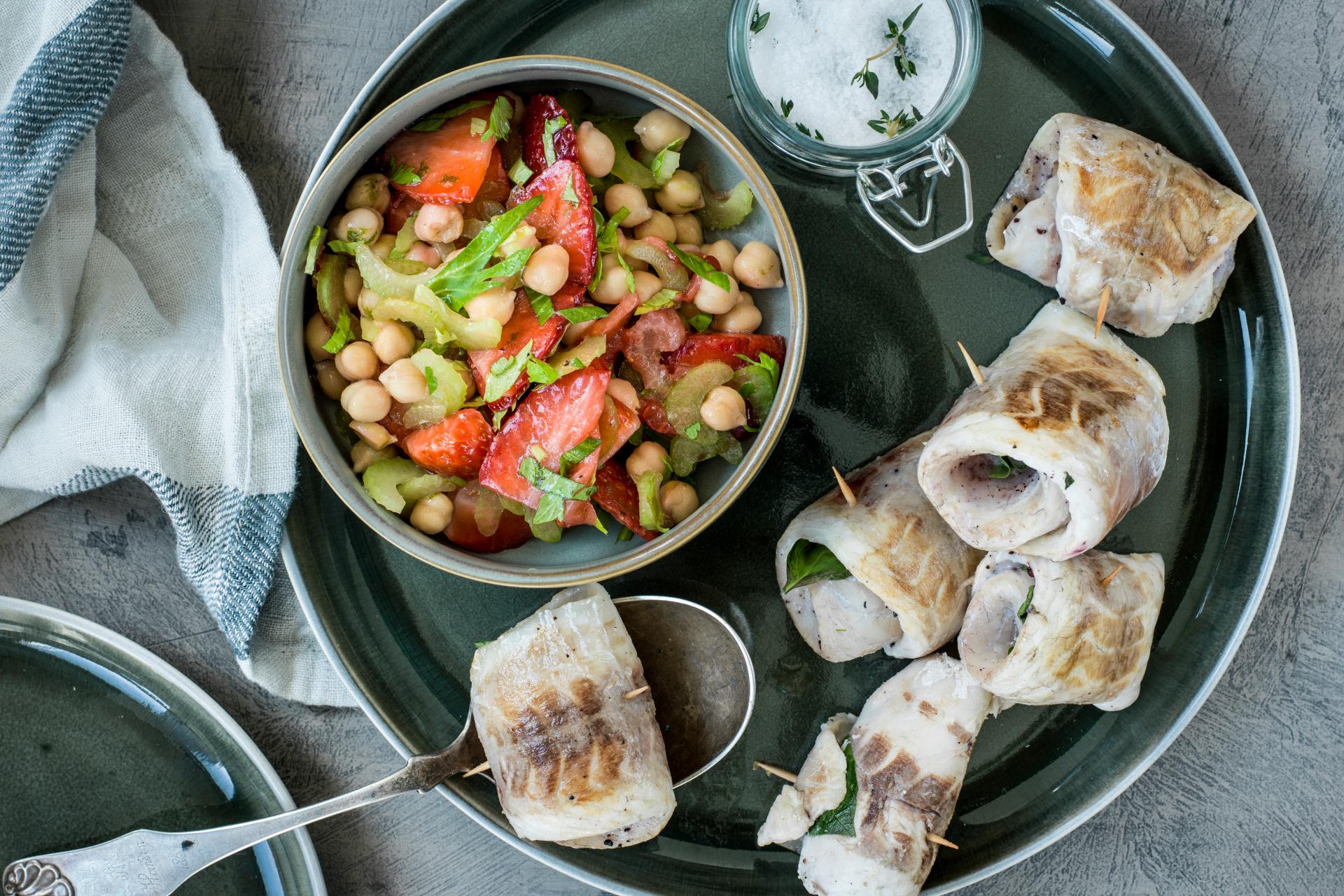 Sea bass parcels with a colourful salad Fish coop.ch