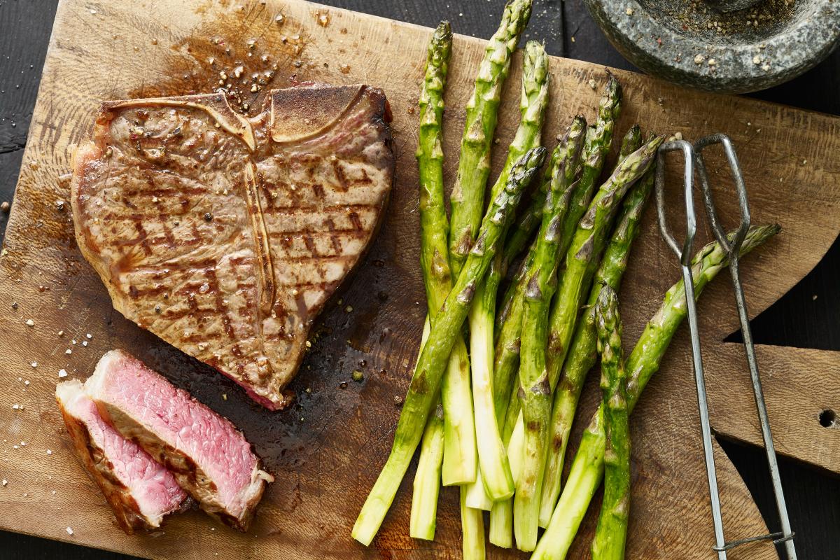 T-bone steak with grilled asparagus - Recipes | fooby.ch