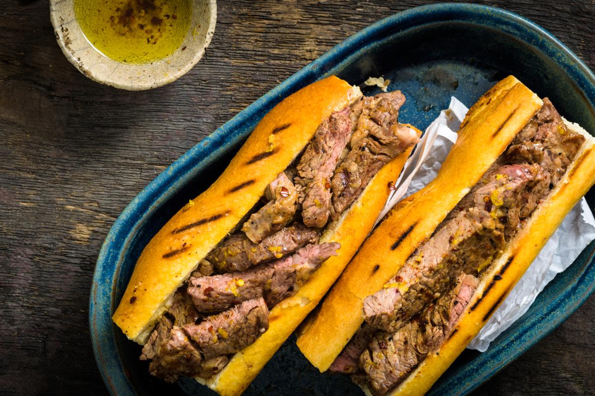 Rib-eye steak in a baguette - Recipes | fooby.ch