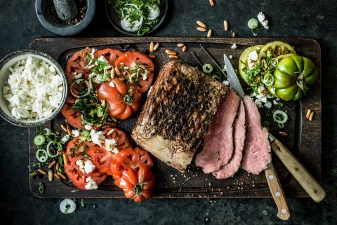 Grilled roast beef with tomato salad