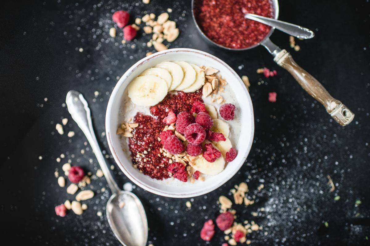 Creamy peanut & vanilla porridge with raspberry chia jam - Recipes | fooby.ch