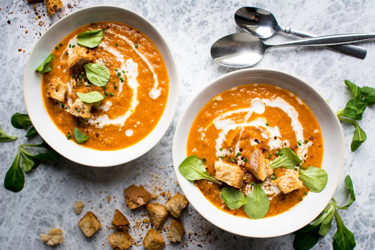 Tomatensuppe mit Lauch und geröstetem Knoblauch - Rezepte | fooby.ch