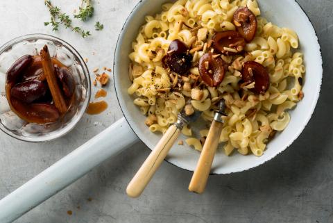 Macaroni with plums and a crunchy topping