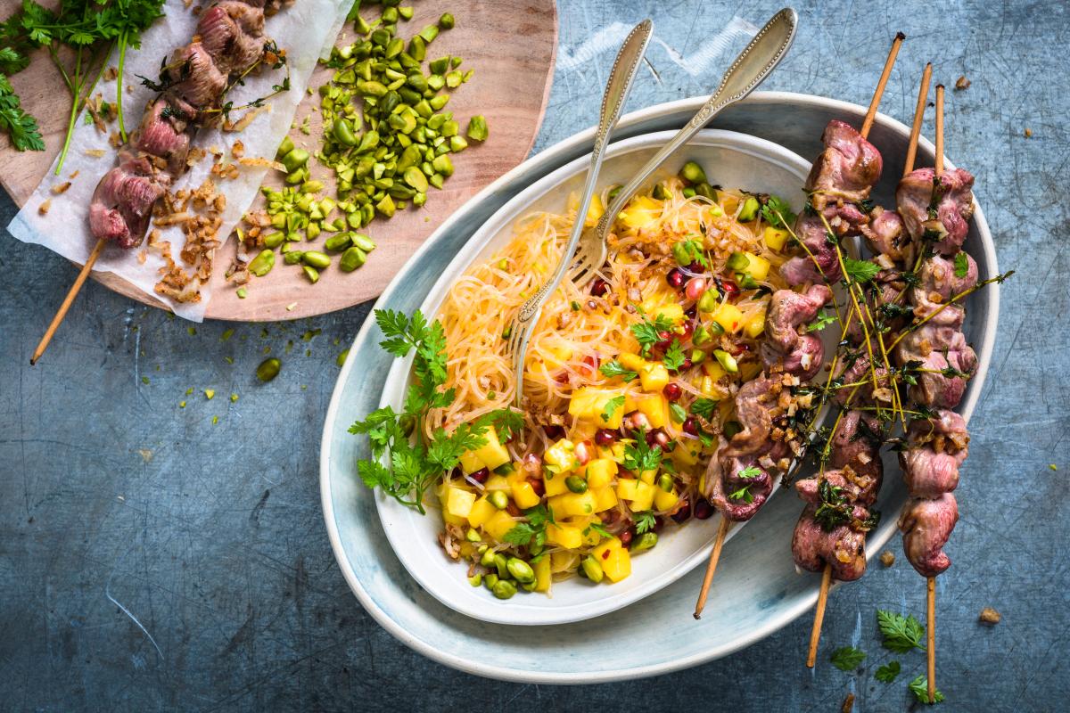 Duck breast skewers with glass noodle salad - Recipes | fooby.ch