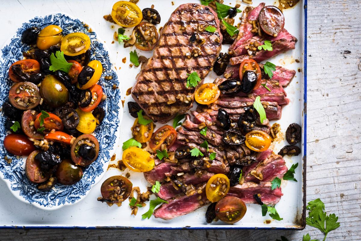 Beef tagliata with tomato & olive salsa - Recipes | fooby.ch