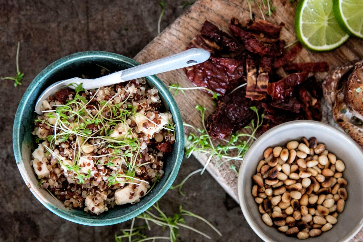 Quinoa salad with sun-dried tomatoes and pine nuts - Recipes | fooby.ch