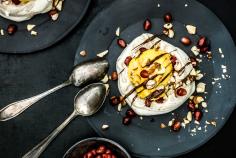 Mini-Kaffee-Pavlovas mit Mandarinensorbet