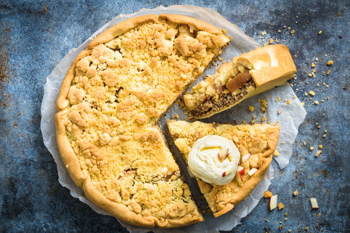 Apfelstreuselkuchen mit Vanille Glace - Rezepte | fooby.ch