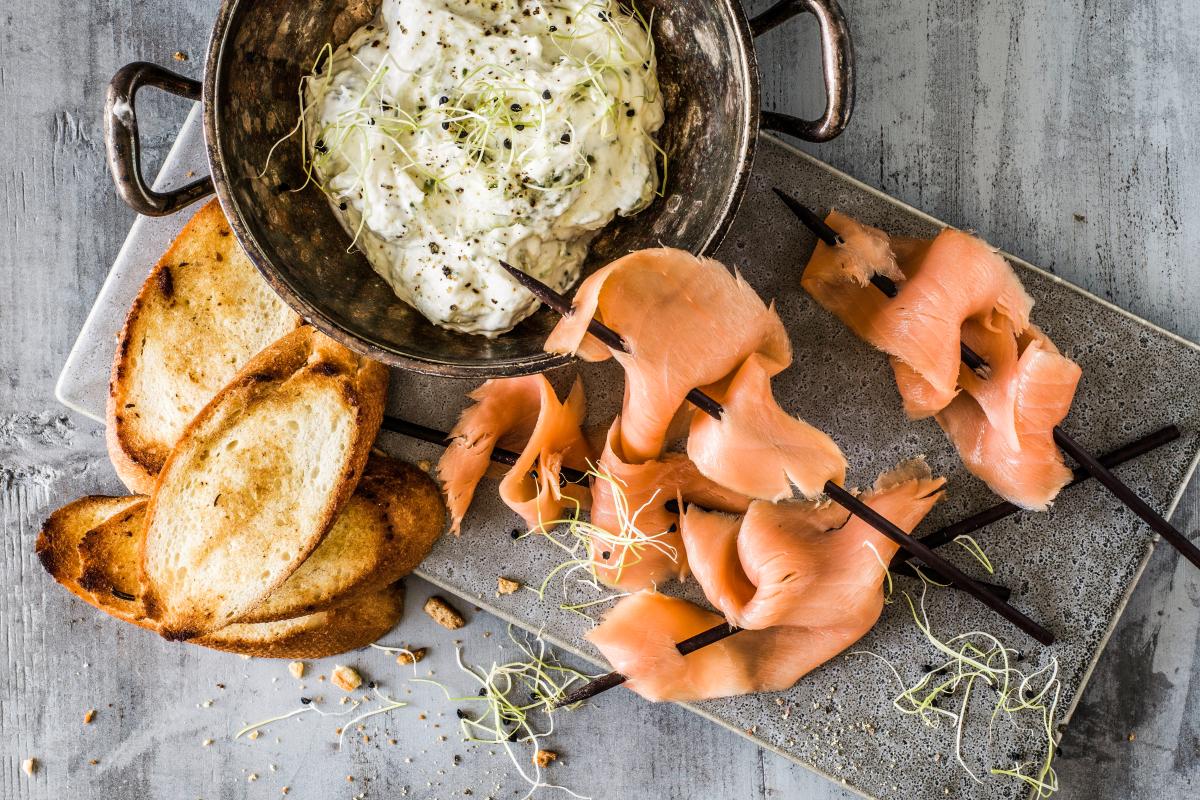 Salmon Rafano Spiedini al salmone affumicato con mousse al rafano e ai cetrioli ...