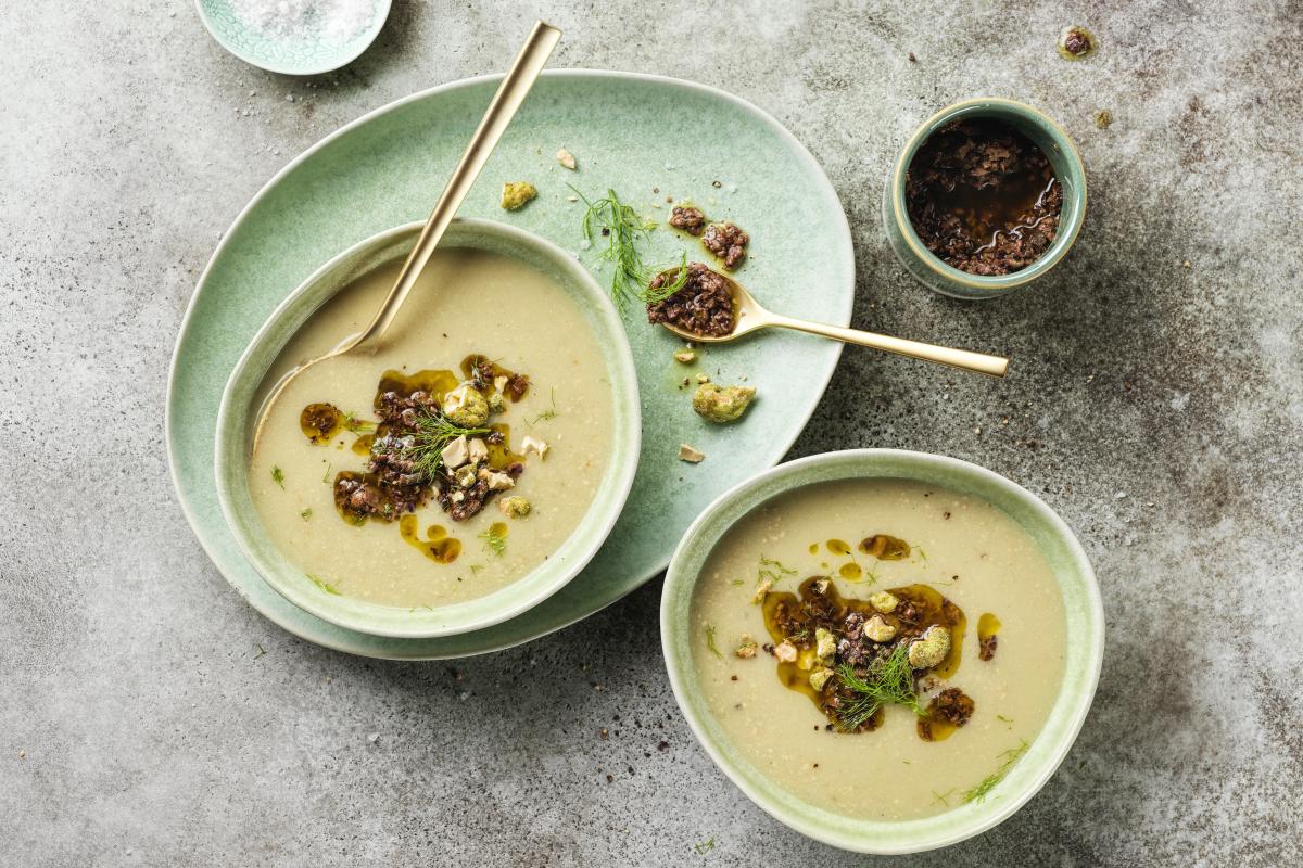 Fennel & cashew soup with wasabi and olive & lime pesto - Recipes | fooby.ch