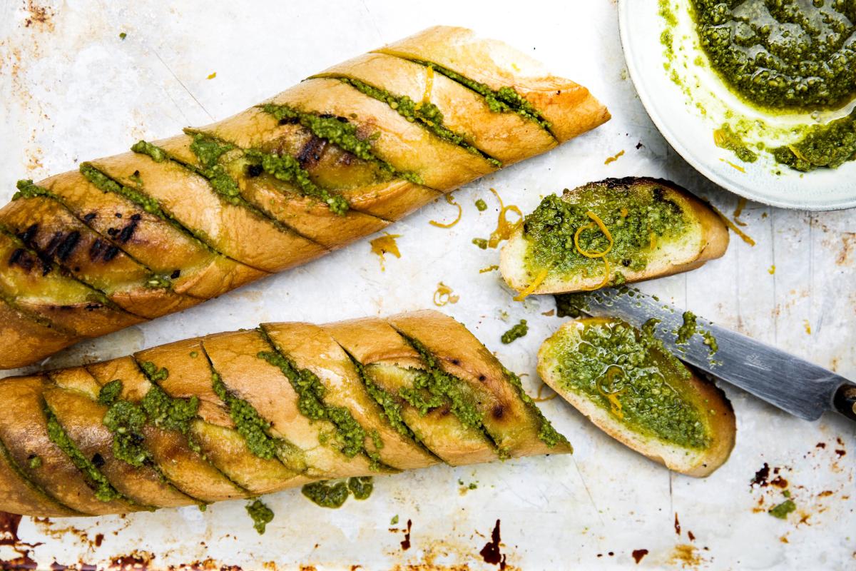Grilled baguette with parsley & orange pesto - Recipes | fooby.ch