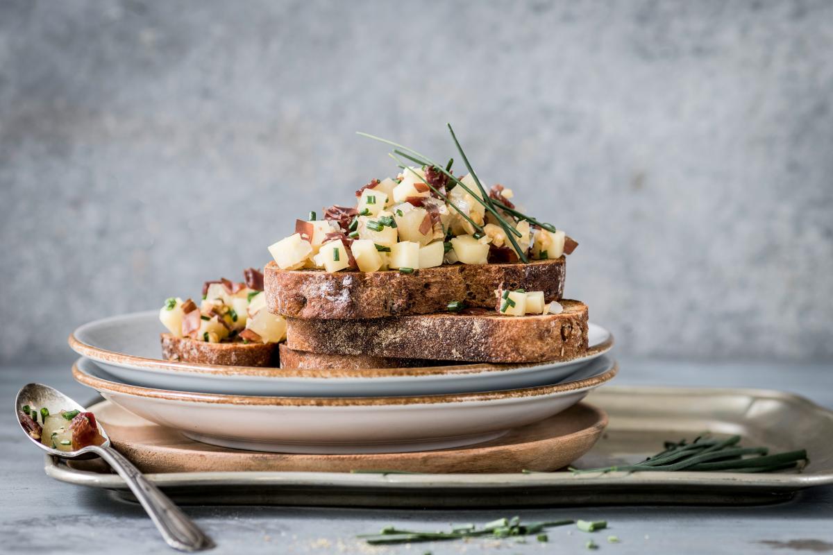 Graubünden tartare on nut bread - Recipes | fooby.ch