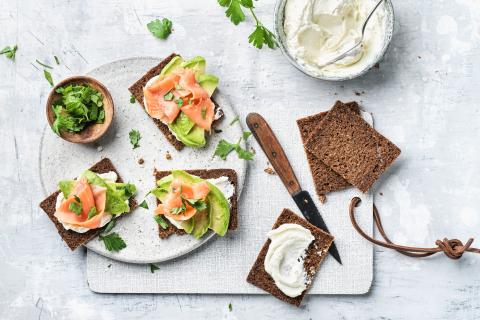 Smoked salmon and pumpernickel canapés with avocado 