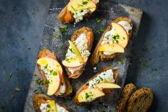 Smoked salmon crostini with cottage cheese and apple 