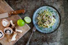 Linguine con funghi in salsa al cocco e limetta