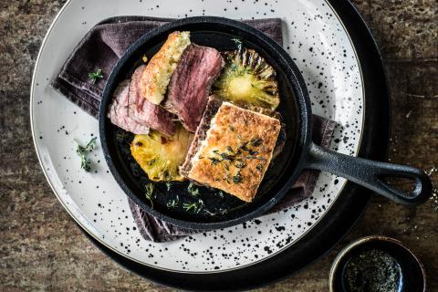 Beef fillet with cheesy crust and pineapple
