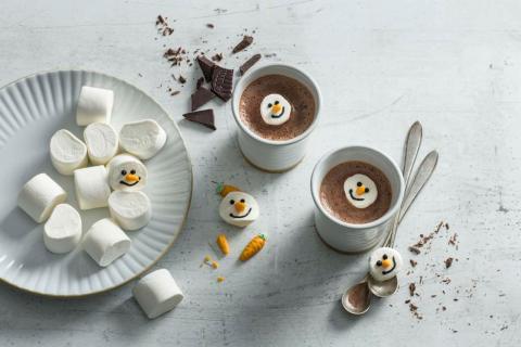 Cioccolata calda con pupazzo di neve di marshmallow