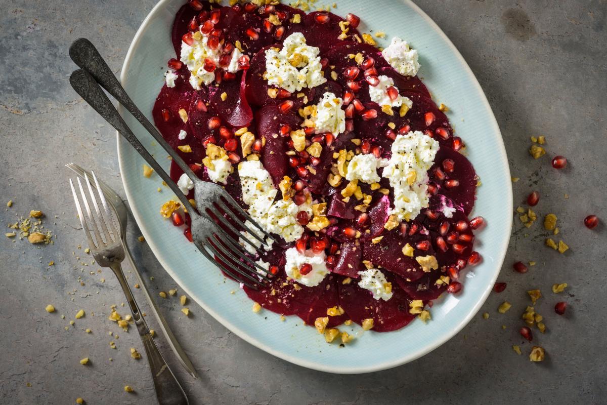 Beetroot carpaccio with pomegranate and soft goat’s cheese - Recipes | fooby.ch