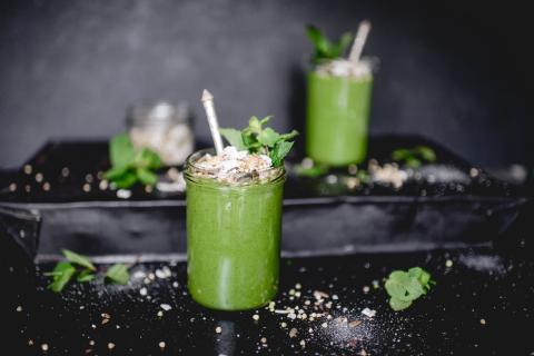 Pineapple, spinach and ginger smoothie