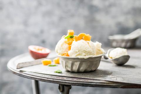 Rice ice cream with lemongrass and mango