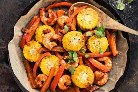 Oven-baked prawns and vegetables