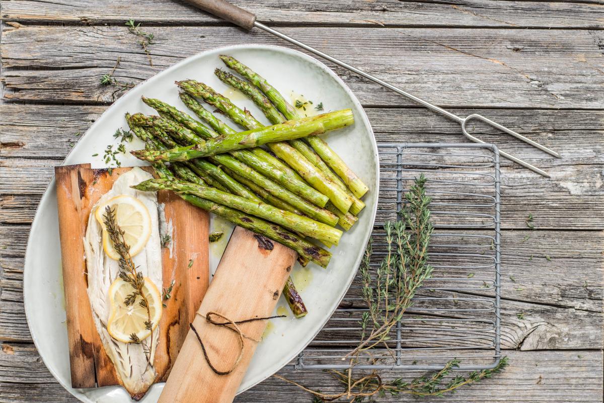 Barramundi in a cedar wrap - Recipes | fooby.ch