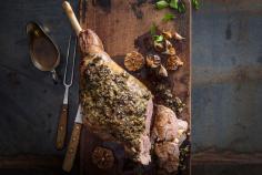 Gigot d'agnello lardellato con olive e salvia