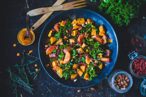 Kale-Süsskartoffel-Salat an Gojibeerendressing