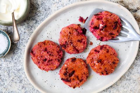 Couscous and beetroot burgers