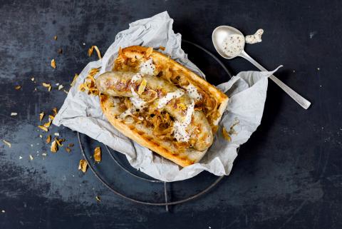 Bratwurst-Hot Dog mit Bier-Sauerkraut